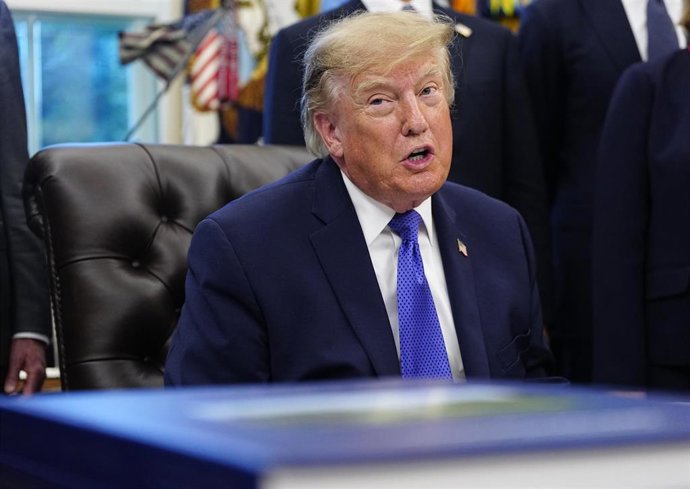 El presidente de Estados Unidos, Donald Trump, realiza un anuncio en el Despacho Oval de la Casa Blanca en Washington D. C.