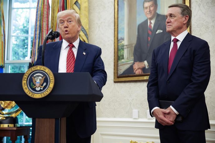 Archivo - May 7, 2025, Washington, District Of Columbia, USA: United States President Donald J Trump stands with former US Senator David Perdue (Republican of Georgia) before swearing him in as the US Ambassador to the Peoples Republic of China in the Ova