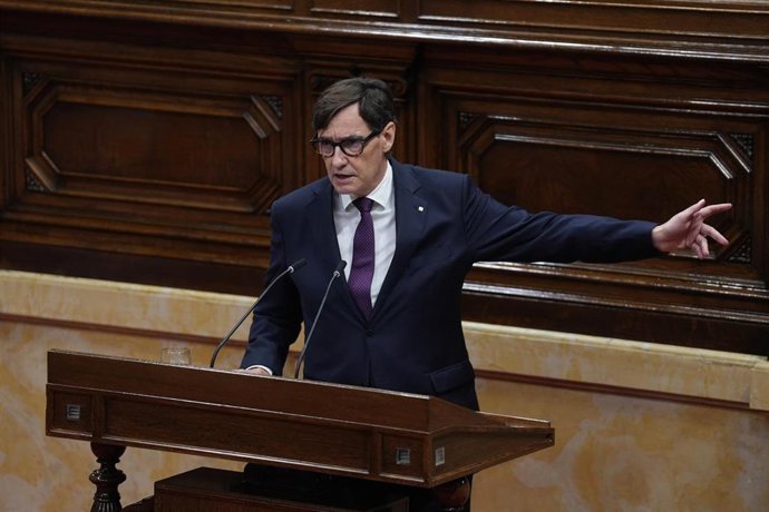 El presidente de la Generalitat de Catalunya, Salvador Illa, interviene durante una sesión plenaria, en el Parlament de Catalunya, a 23 de septiembre de 2026, en Barcelona, Catalunya (España). Illa comparece hoy a petición propia en el Parlament después d