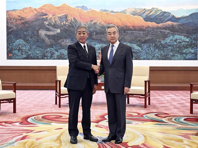 El ministro de Exteriores de China, Wang Yi, se reúne con el presidente de la Asociación Japonesa para la Promoción del Comercio Internacional (JAPIT) y exministro de Exteriores, Takeshi Iwaya, en Pekín.