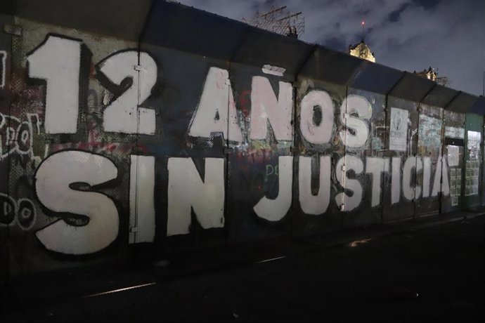 Los familiares de los 43 estudiantes desaparecidos de Ayotzinapa participan en una marcha en Ciudad de México para conmemorar el 12º aniversario de su desaparición y exigir verdad y justicia