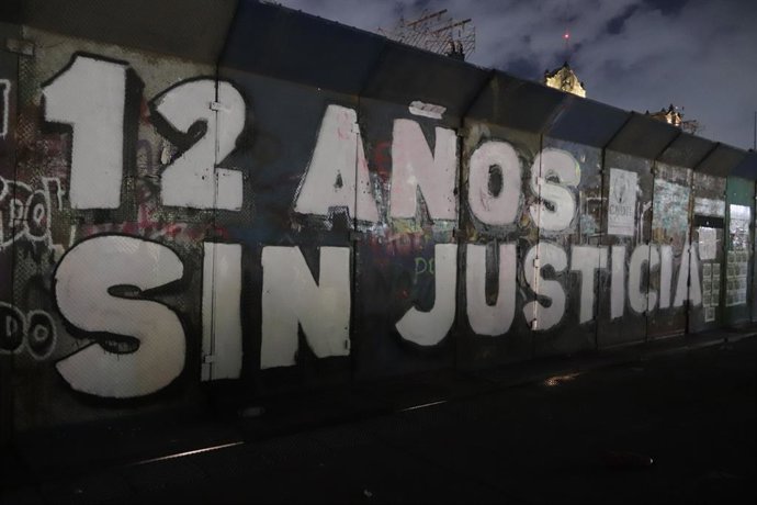 26 de setembro de 2026, Cidade do México, México: MÉXICO Cidade do México, MÉXICO, 26 DE SETEMBRO DE 2026: Parentes dos 43 estudantes desaparecidos de Ayotzinapa participam de uma marcha na Cidade do México para marcar o 12º aniversário do desaparecimento