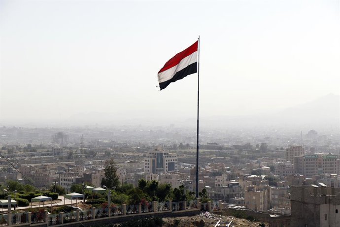 Archivo - (210523) -- SANAA, May 23, 2021 (Xinhua) -- A Yemeni flag is seen in Sanaa, capital of Yemen on May 22, 2021. Saturday marks Yemen's National Unity Day, a holiday commemorating the unification of North Yemen and South Yemen, which took place on 