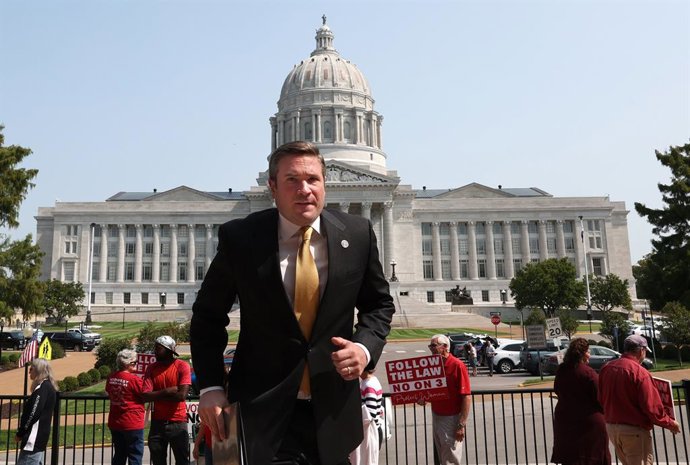 Archivo - March 10, 2025, Mo, USA: Missouri Attorney General Andrew Bailey heads back to his office in Jefferson City, Missouri, on Tuesday, Sept. 10, 2024.