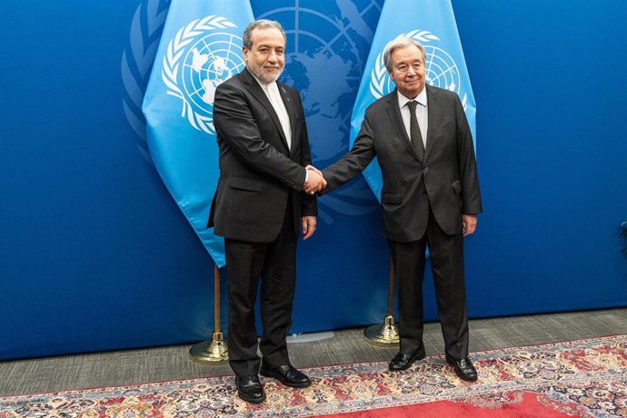 El ministre d'Exteriors de l'Iran, Abbas Araqchi (esq.), junt amb el secretari general de Nacions Unides, António Guterres, a la seu de Nacions Unides a Nova York, EUA