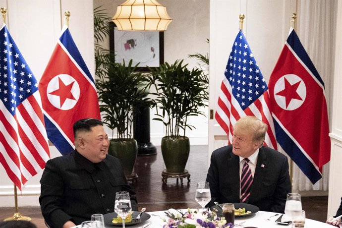 Archivo - Arquivo - 27 de fevereiro de 2019 - Hanói, Vietnã - O presidente dos EUA, DONALD TRUMP, e o líder norte-coreano, KIM JONG UN, sentam-se juntos durante um jantar social no hotel Sofitel Legend Metropole, em Hanói, Vietnã.