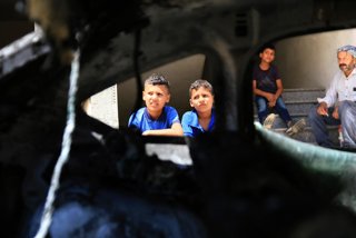 Archivo - August 4, 2026, Nablus, Palestine: Palestinian children inspect the burned-out car after an attack by Jewish settlers on Palestinian homes. Jewish settlers set fire on cars, threw stones at homes, and wrote Hebrew slogans on houses in Jalud vill