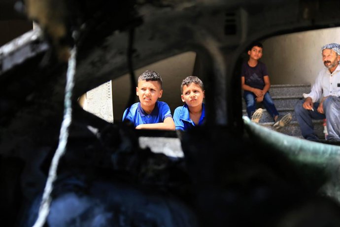 Archivo - August 4, 2026, Nablus, Palestine: Palestinian children inspect the burned-out car after an attack by Jewish settlers on Palestinian homes. Jewish settlers set fire on cars, threw stones at homes, and wrote Hebrew slogans on houses in Jalud vill