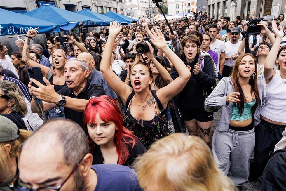 Decenas de personas increpan para que se vaya a Bertrand Ndongo durante la acampada en por la vivienda, en la Puerta del Sol, a 28 de septiembre de 2026, en Madrid (España).