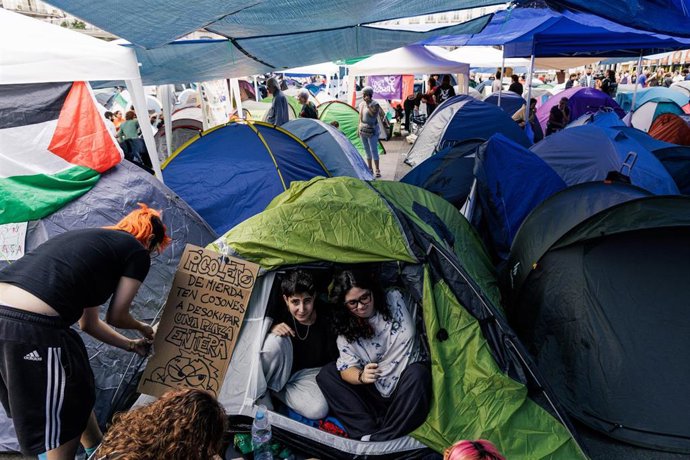 Varias personas durante la acampada en por la vivienda, en la Puerta del Sol, a 28 de septiembre de 2026, en Madrid (España)