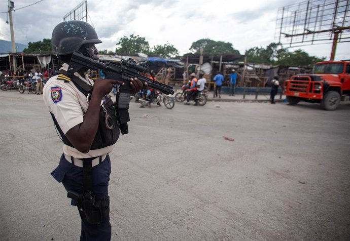 Archivo - November 12, 2024, Port-au-Prince, Haiti: Police stand guard as tension in Haiti between armed gangs and police. Between July and September alone, at least 1,223 people were killed and 522 injured in Haiti as a result of violence and the fight a