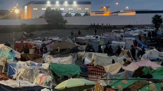 A Polícia Nacional dá início ao transporte de centenas de migrantes da praia de Benítez para o CATE de Ceuta