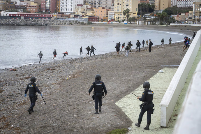 La Policía desaloja a los migrantes de playa Benítez, a 29 de septiembre de 2026, en Ceuta (España).