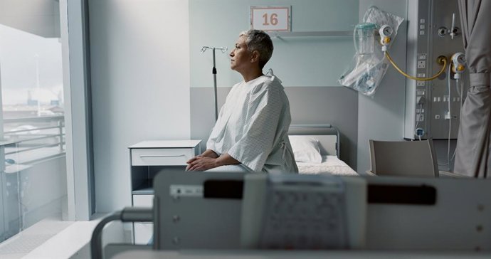Archivo - Triste, paciente y pensando en el hospital con ventana y estrés, ansiedad o miedo al cáncer, muerte y seguro. Adulto mayor, mujer y depresión en la clínica con una dama preocupada por el futuro o la salud mental