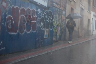 Archivo - Un hombre se protege de la lluvia con un paraguas durante la borrasca ‘Karlotta’, a 9 de febrero de 2024, en Madrid (España). La Agencia Estatal de Meteorología (Aemet) ha anunciado en la Comunidad de Madrid precipitaciones intensas con posibili