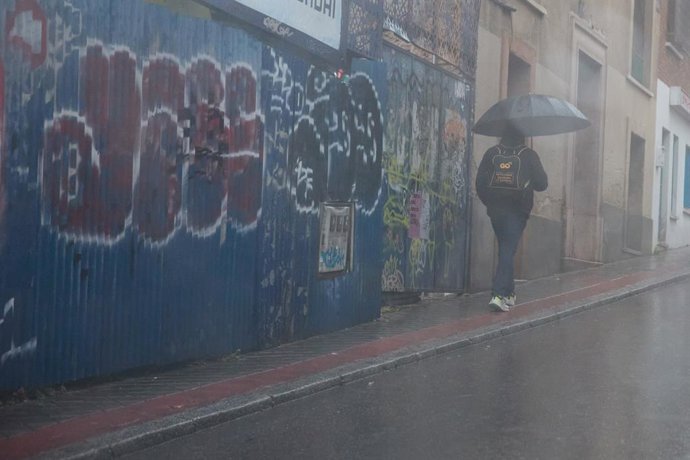 Archivo - Un hombre se protege de la lluvia con un paraguas durante la borrasca ‘Karlotta’, a 9 de febrero de 2024, en Madrid (España). La Agencia Estatal de Meteorología (Aemet) ha anunciado en la Comunidad de Madrid precipitaciones intensas con posibili