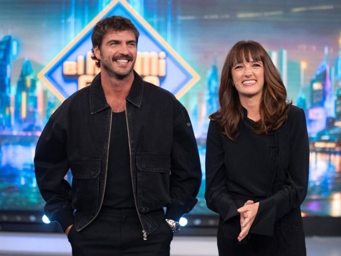 Maxi Iglesias sorprende con su nuevo look en 'El Hormiguero' y sincroniza su estilismo con Susana Abaitua