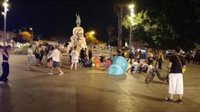 Un grupo de personas pasa la noche en la plaza de España de Palma tras la concentración por la vivienda