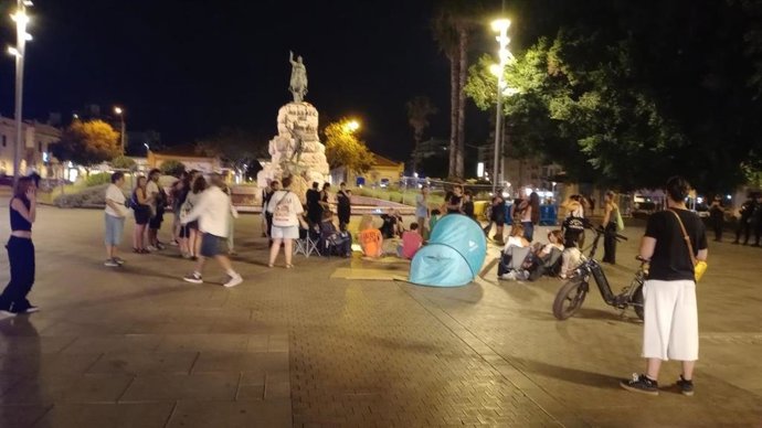 Personas acampadas en la plaza de España de Palma tras la concentración por la vivienda.