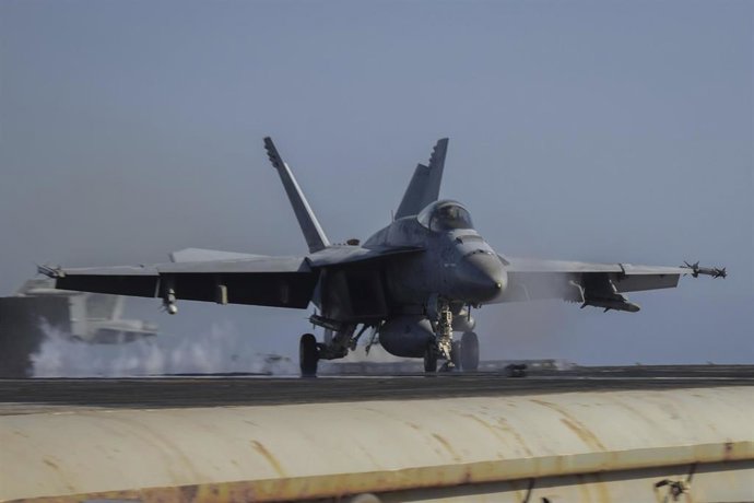 Archivo - Un avión aterriza en la cubierta del portaaeronaves 'USS Dwight D. Eisenhower' de la Armada de Estados Unidos (archivo)