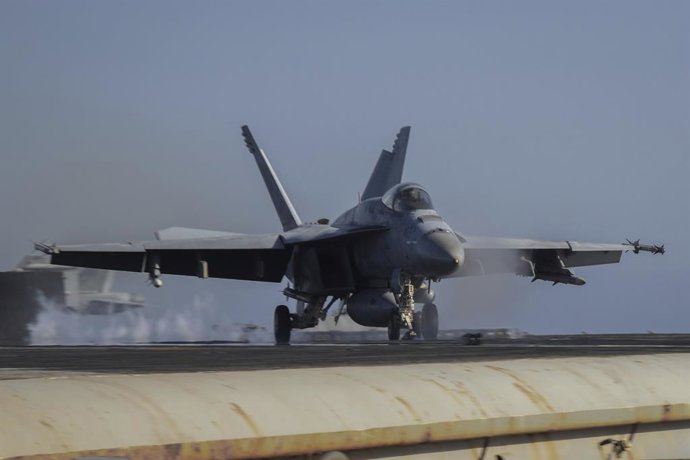 Archivo - Arquivo - 20 de abril de 2024, Mar Vermelho, Estados Unidos: Um caça F/A-18E Super Hornet da Marinha dos Estados Unidos, vinculado ao Esquadrão de Caças de Ataque 105 (Gunslingers), decola do convés de voo do porta-aviões da classe Nimitz USS Dw