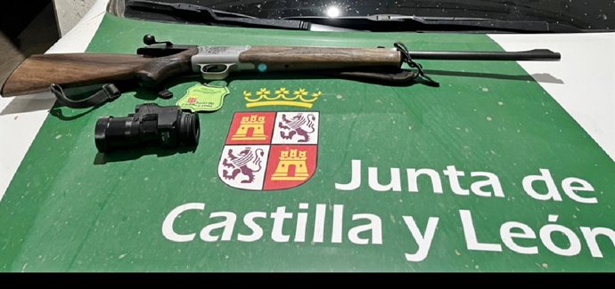 Archivo - Visor y rifle decomisados.