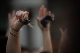 Foto: Almeida defiende la "solución" del Ayuntamiento frente a "algaradas" de otros, con Maricarmen de vuelta a su casa
