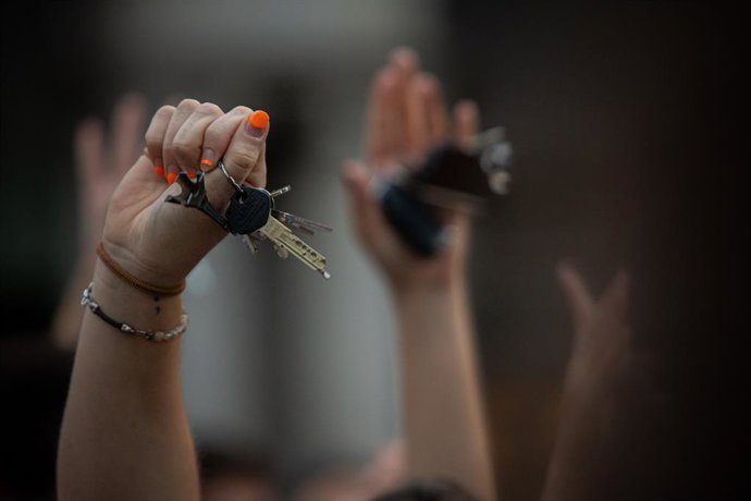 Decenas de personas durante una concentración por el ‘Decreto Maricarmen’, a 28 de septiembre de 2026, en Vigo, Pontevedra, Galicia (España). Convocada por la Alianza pola Vivienda - Vigo la protesta pretende mostrar el apoyo al ‘Decreto Maricarmen’, el n