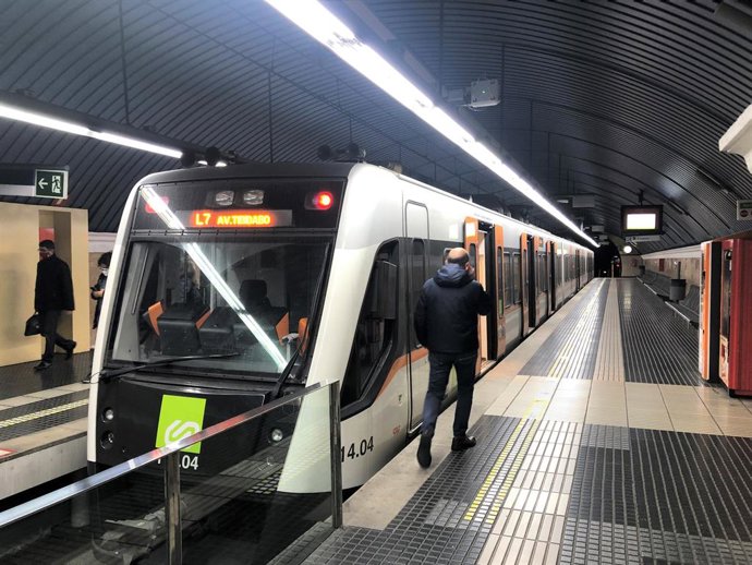 Archivo - Arxiu - Un tren de FGC en l'estació d'Av. Tibidabo de Barcelona