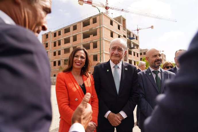 Archivo - La consejera de Vivienda de la Junta de Andalucía, Rocío Díaz, durante la visita a las obras de las nuevas viviendas protegidas del Distrito Universidad, a 8 de mayo de 2025 en Málaga (Andalucía, España). 