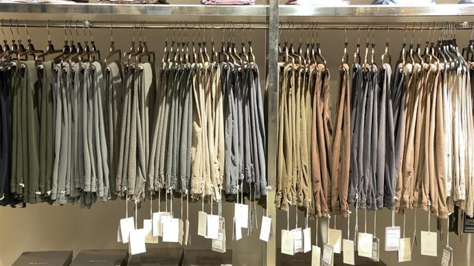 Perchero de pantalones de hombre con sus etiquetas