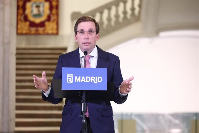 El alcalde de Madrid, José Luis Martínez-Almeida, atiende a los medios de comunicación, a 29 de septiembre de 2026, en Madrid (España). Almeida ha informado del acuerdo alcanzado sobre la vivienda en la que residía Maricarmen.