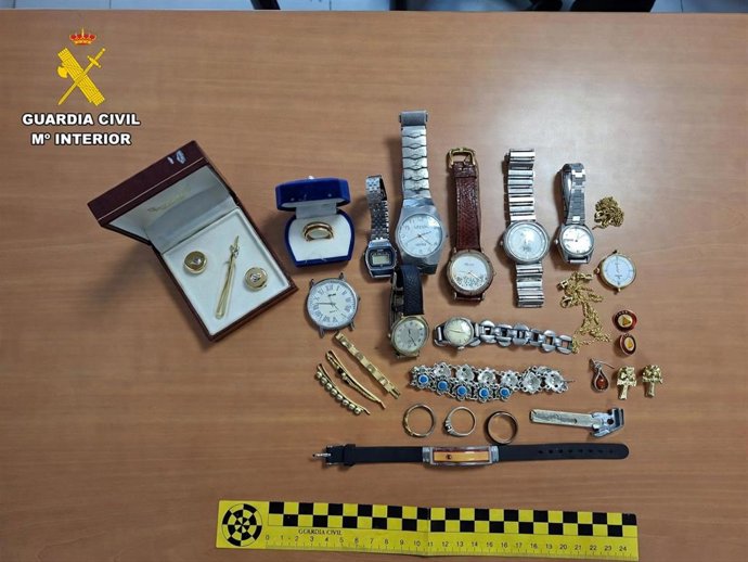 Objetos aprehendidos por la Guardia Civil tras detener a un hombre en el interior de una vivienda durante un robo en El Casar.
