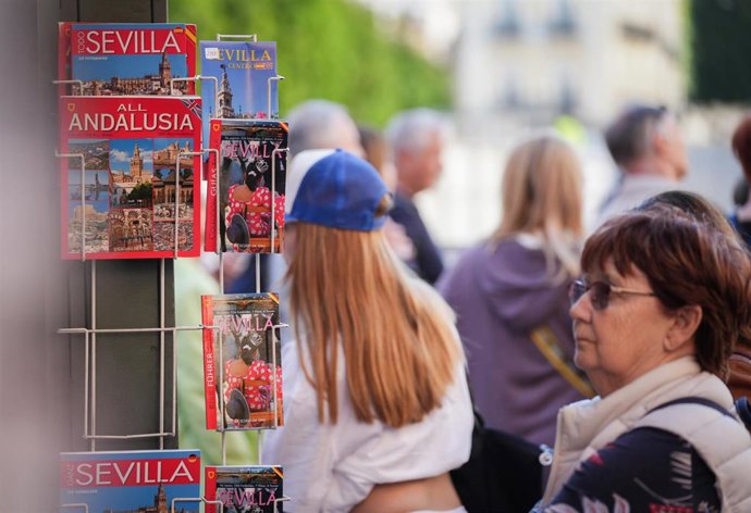 Archivo - Imagenes de recurso de turistas por el centro de Sevilla. Imagen de archivo