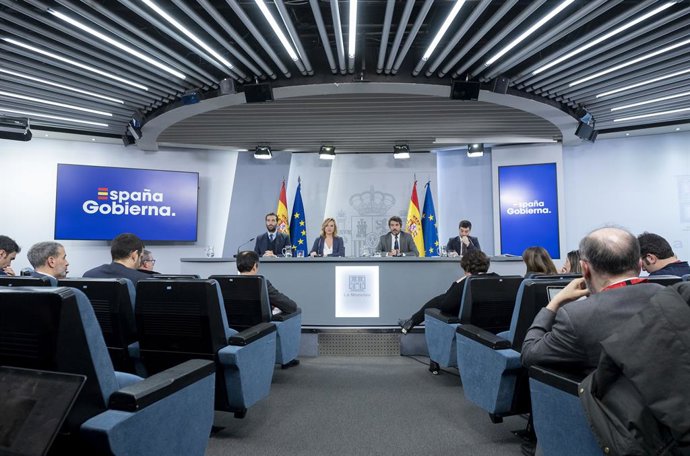 Archivo - Arxiu - (E-D) El ministre d'Economia, Comerç i Empresa, Carlos Cuerpo; la portaveu del Govern i ministra d'Educació, Pilar Alegría; el ministre de Cultura, Ernest Urtasun, i el ministre de Drets Socials, Consum i Agenda 20230, Pablo Bustinduy