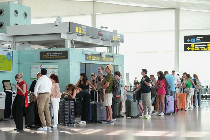 Archivo - Decenas de personas en colas ocasionadas por la huelga de trabajadores de  handling, en el Aeropuerto Josep Tarradellas Barcelona-El Prat, a 4 de agosto de 2026 en Barcelona, Catalunya (España). El sindicato CGT ha convocado una huelga indefinid