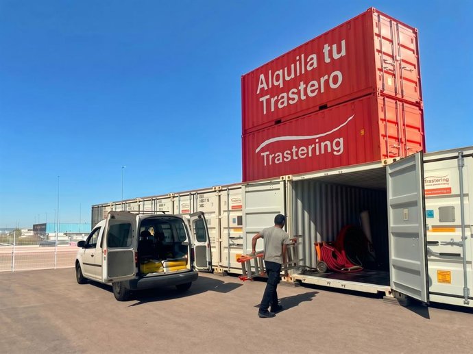 Profesional descargando su furgoneta directamente en su almacén