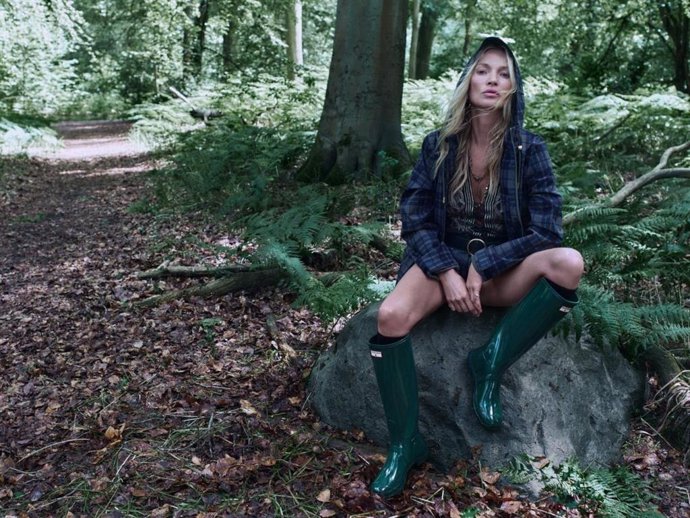 Kate Moss vuelve a ponerse las icónicas botas de agua que llevó en Glastonbury llenas de barro