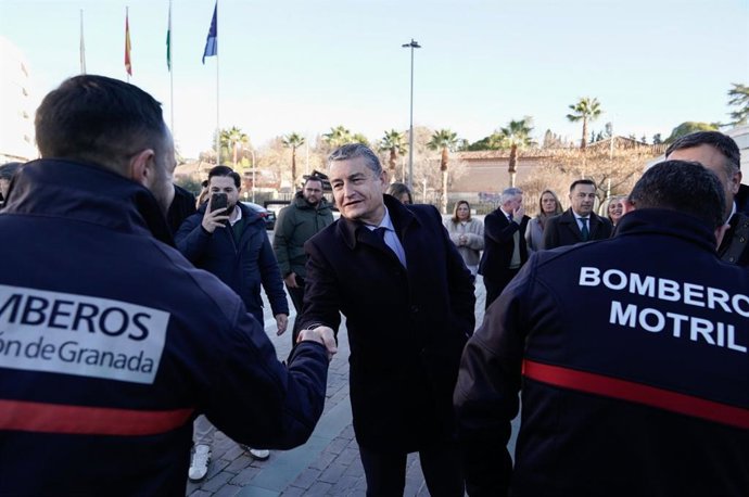El vicepresidente primero y consejero de Presidencia, Sanidad y Emergencias de la Junta de Andalucía, Antonio Sanz, en un acto con bomberos en Motril (Granada).