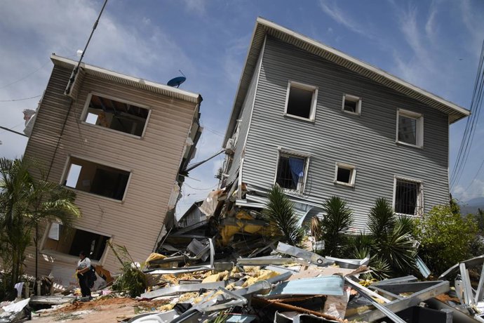 Archivo - Arquivo - LA GUAIRA, 25 de junho de 2026  -- Esta foto, tirada em 25 de junho de 2026, mostra prédios danificados no estado de La Guaira, na Venezuela. Dois fortes terremotos, ambos com magnitude superior a 7, abalaram a Venezuela na noite de qu