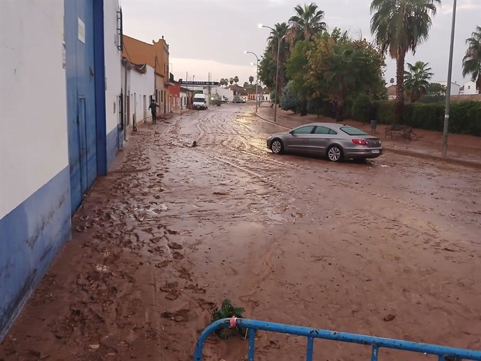 Carretera Ba-022 a su paso por Corte de Peleas tras el desbordamiento del arroyo Garandina.