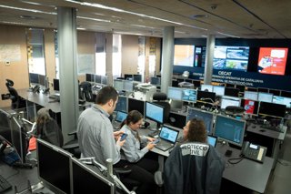 Archivo - Arxiu - Treballadors de Protecció Civil durant una prova d'enviament massiu de missatges a mòbils per alertar d'emergències, a la sala de comandaments del CECAT (Centre de Coordinació Operativa de Catalunya) de la Conselleria d'Interior a Barcel