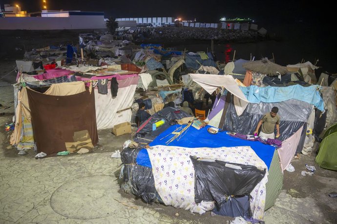Migrants passen la nit en les platges del Trampolí i Benitez, a 28 de setembre del 2026, a Ceuta (Espanya).