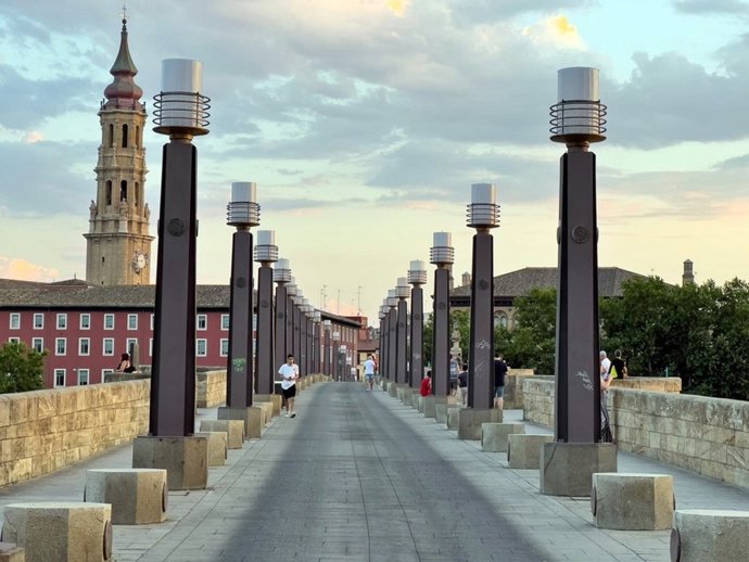 Archivo - El puente de Piedra se corta al tráfico este miércoles para el análisis integral con drones de la estructura