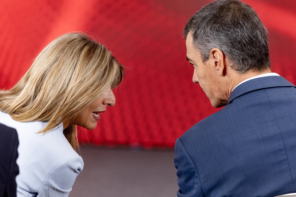 El presidente del Gobierno, Pedro Sánchez, y la vicepresidenta segunda y ministra de Trabajo y Economía Social, Yolanda Díaz, durante la presentación del acto ‘IA360: plan para un despliegue responsable de la IA’, en La Moncloa, a 21 de septiembre de 