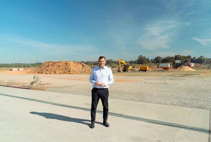 El presidente del Puerto de Huelva, Alberto Santana, en una visita a las obras de pavimentación del Muelle Sur.