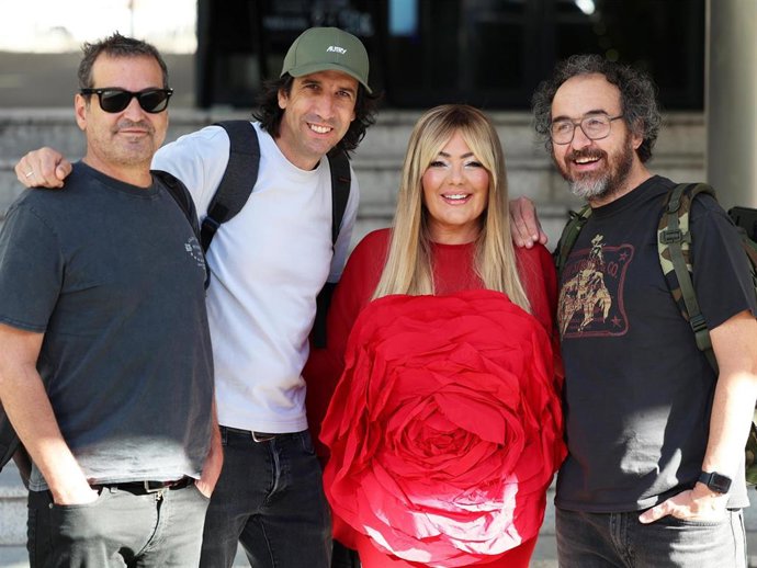 La Oreja de Van Gogh recibe un reconocimiento por el billón de reproducciones de 'Rosas' con una impresionante Amaia Montero a la cabeza