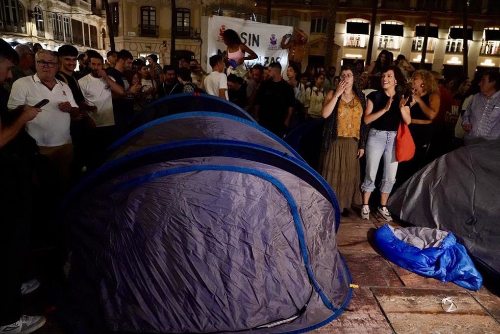 Imágenes de la concentración del Sindicato de Inquilinas bajo el lema ¡Ni una Maricarmen más! Hasta conquistar el derecho a la vivienda en Málaga. 