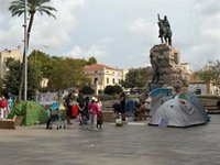 La acampada por la vivienda de plaza España de Palma continuará "con o sin permiso", al menos, durante 20 días más