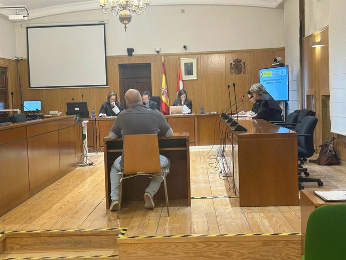 El acusado, de espaldas, comparece en la Audiencia de Valladolid sin su representante legal.